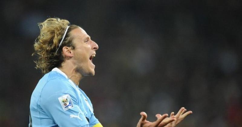 Diego Forlán thể hiện kỹ thuật cá nhân