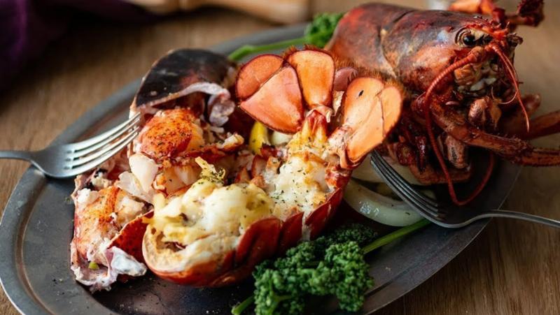 Bữa ăn gia đình với tôm hùm luộc