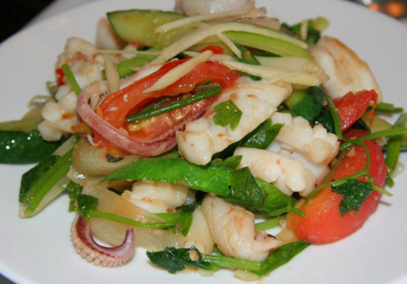 Mực xào cần tây hành tây