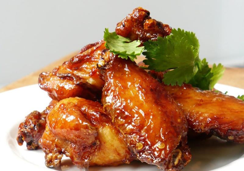 Chiên bắp với bơ trên chảo nóng để đạt độ giòn rụm và mùi thơm đặc trưng