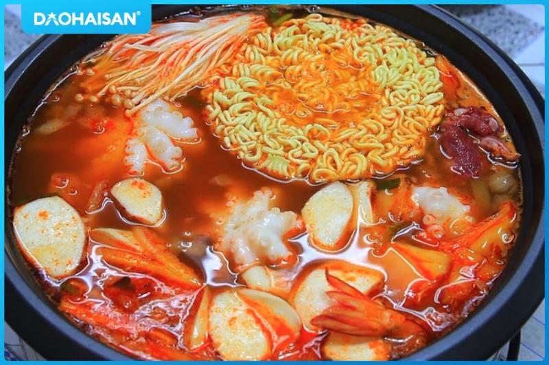 Nguyen lieu chinh cho mon lau kim chi hai san
