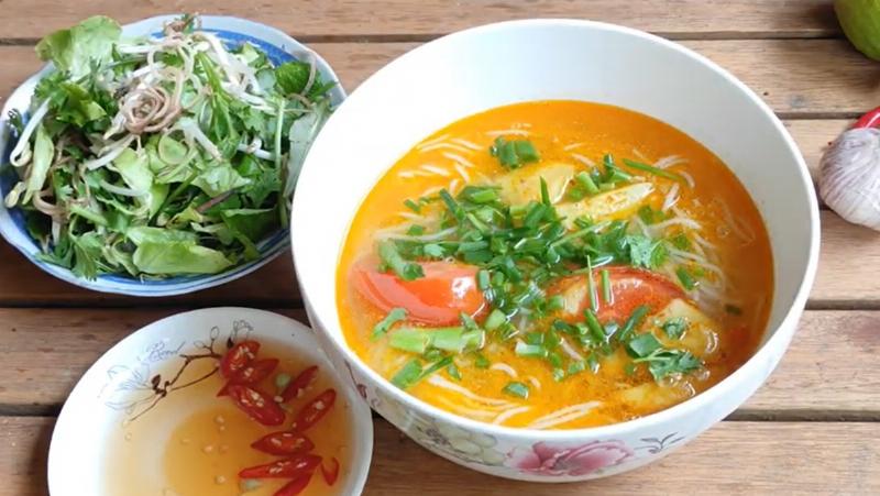 Tô bún cá ngừ miền Trung với thịt cá ngừ đỏ tươi và nước dùng màu sắc hấp dẫn