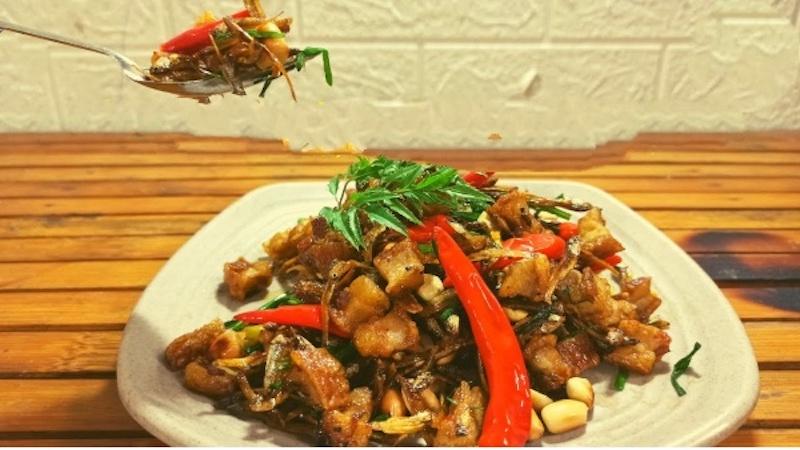 Bát cơm trắng nóng hổi ăn kèm món cá cơm khô rim đậm đà