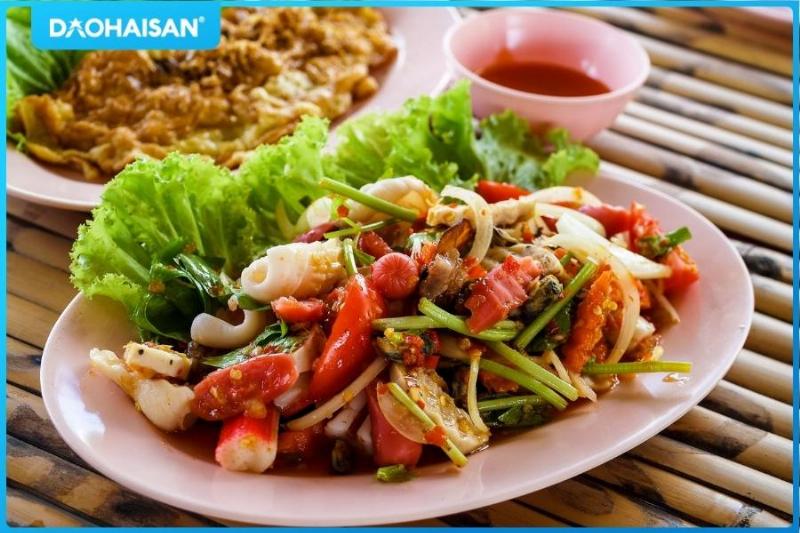 Đĩa hải sản nướng thơm lừng trên bếp than, món ăn chính hấp dẫn trong thực đơn các món hải sản