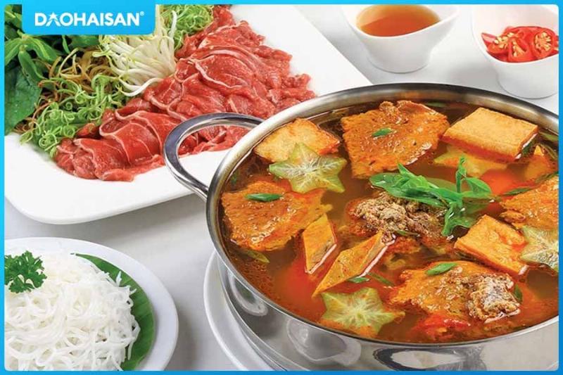 Các loại nguyên liệu tươi ngon để chuẩn bị lẩu riêu cua bắp bò hải sản bao gồm cua đồng, bắp bò, hải sản, đậu phụ, rau sống
