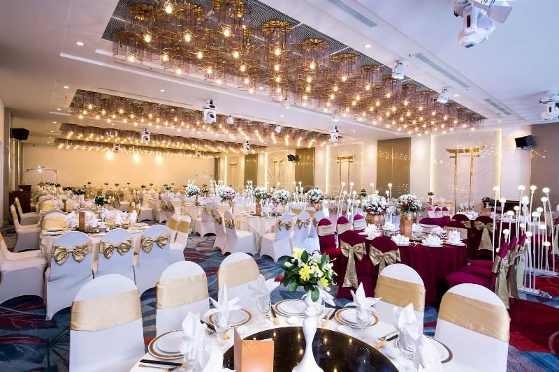 Nồi lẩu hải sản thập cẩm nghi ngút khói trên bàn ăn, món ăn chính trong thực đơn các món hải sản mùa lạnh