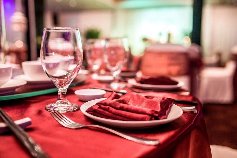 Một mâm cỗ hải sản đa dạng với các món nướng, hấp, và gỏi, minh họa cách phối hợp thực đơn các món hải sản