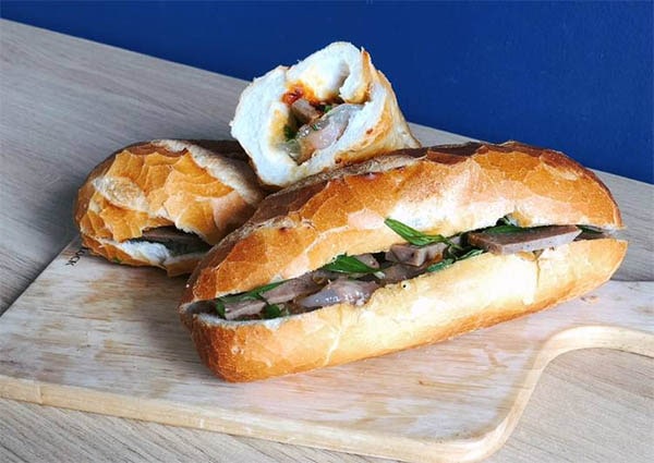 cách làm bánh mì chả lụa với nước sốt