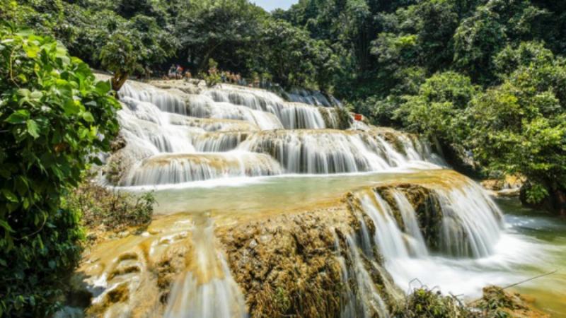 Khung cảnh thiên nhiên hùng vĩ của Sapa với những thửa ruộng bậc thang và dãy núi trùng điệp