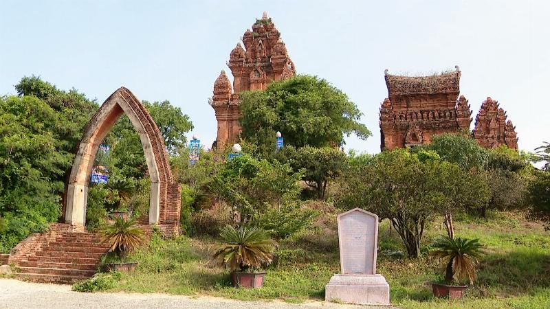 Tháp Po Klong Garai: Kiến trúc Chăm cổ kính, đường nét tinh xảo và hoa văn độc đáo