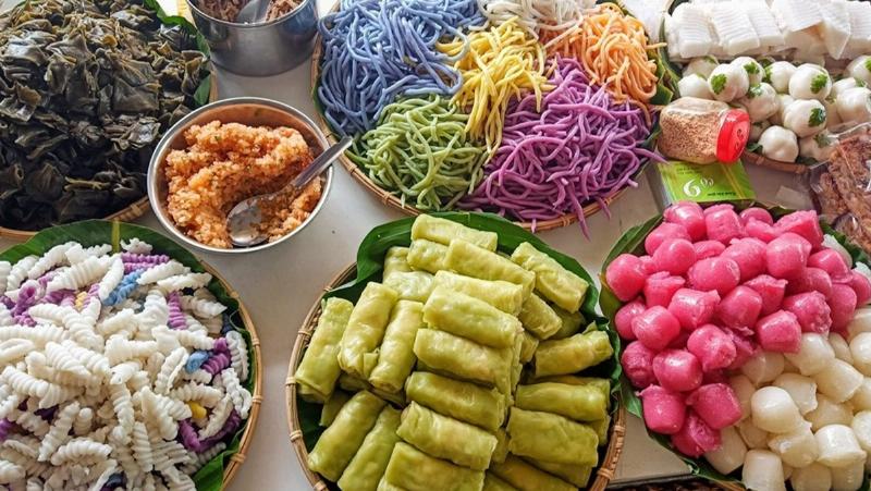 Từng xấp bánh tráng sữa Bến Tre trắng ngần, dẻo thơm, món đặc sản làm quà được nhiều người yêu thích.