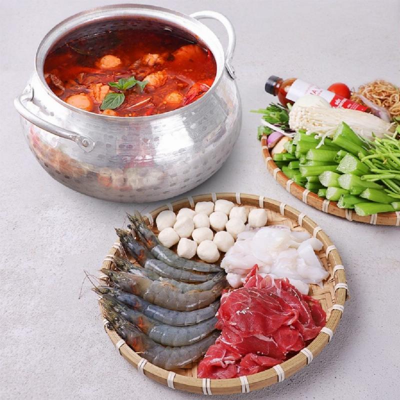 Canh noi nuoc lau cua dong hai san trong va ngon truoc khi cho hai san vao