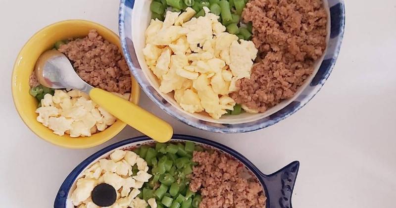 Các biến tấu cháo cá hồi kết hợp rau củ đa dạng màu sắc cho bé