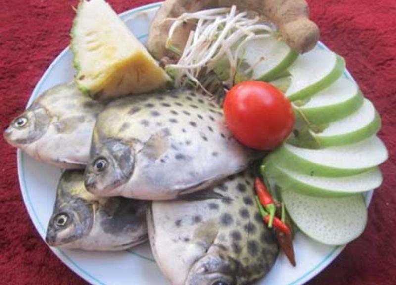 Tô canh chua cá chim đầy đặn, màu sắc hấp dẫn với cà chua, đậu bắp, bạc hà, rắc rau thơm 