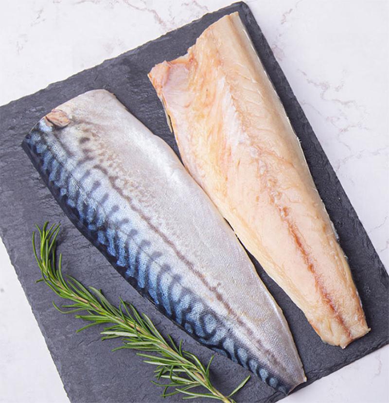 Món cá chim sốt cà chua hấp dẫn, màu sắc tươi tắn, bày trên đĩa cùng cơm trắng