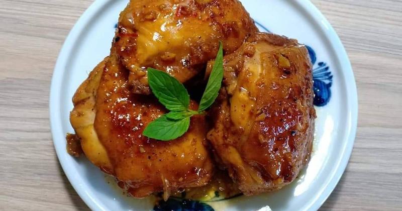 Cá hồi nướng kèm rau củ như măng tây, bông cải xanh trong nồi chiên không dầu