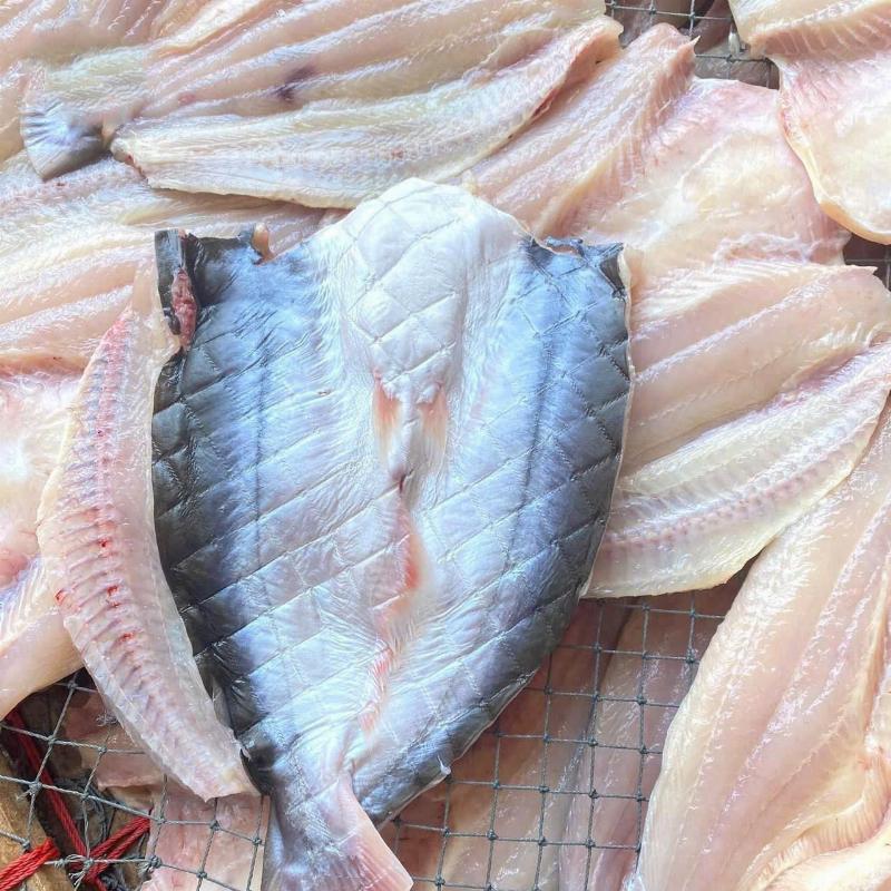 Món cá khô 1 nắng kho thơm (dứa) với nước sốt sệt, màu cánh gián hấp dẫn và mùi thơm đặc trưng