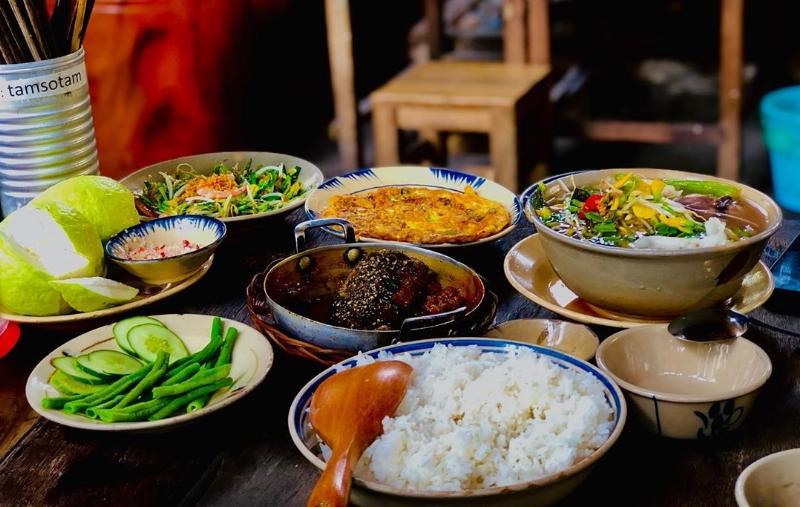 Cá lóc nướng trui, món đặc sản miền Tây thường có mặt trong thực đơn quán cơm gia đình Cần Thơ.