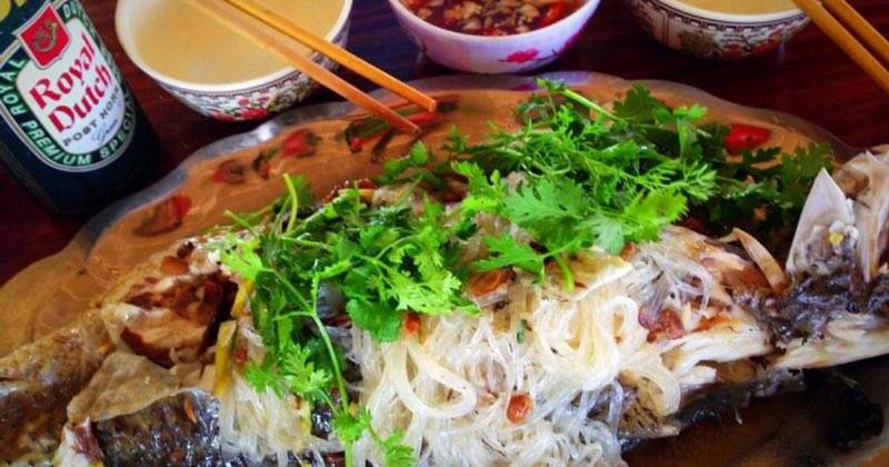 Nồi hấp đang nghi ngút hơi cho món cá mú hấp xì dầu thơm ngon, chín tới.