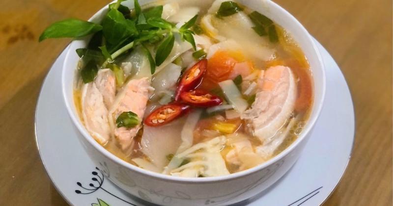 Minh họa từng bước thực hiện món đầu cá hồi nấu măng chua hấp dẫn