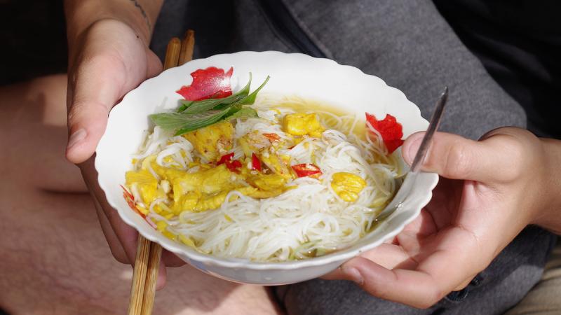 Một mâm rau tổng hợp phong phú để ăn lẩu cua đồng, bao gồm rau muống chẻ, hoa chuối bào, nấm và các loại rau thơm khác.
