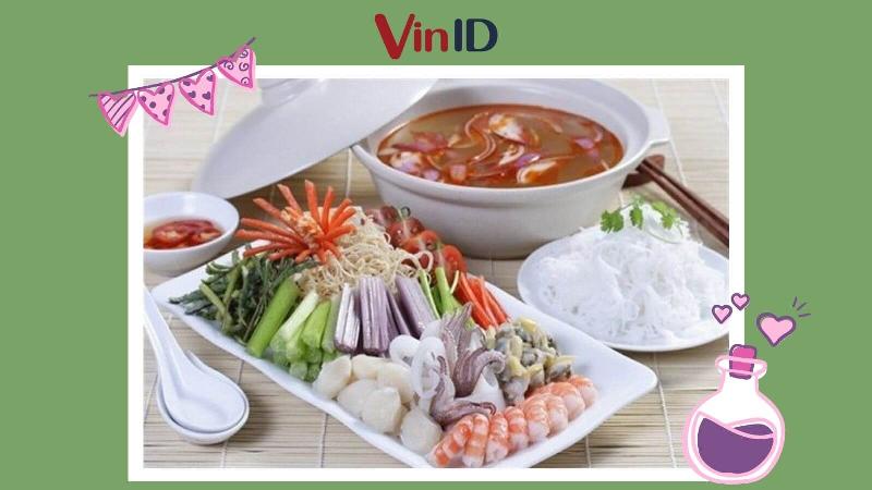 Đĩa rau thập cẩm tươi ngon chuẩn bị nhúng lẩu hải sản bao gồm cải thảo, rau muống, tần ô và nấm.