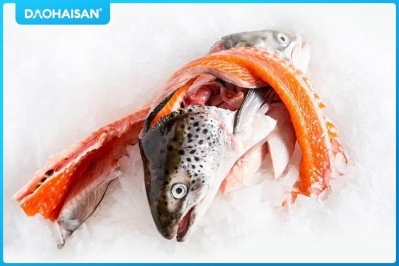 Hướng dẫn chi tiết cách sơ chế và khử mùi tanh đầu cá hồi cho món canh chua