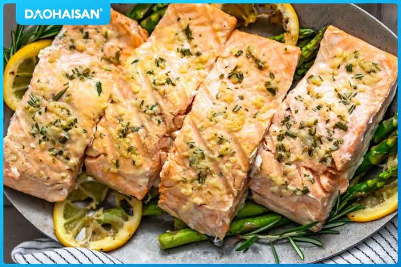 Cá hồi đang được chế biến cẩn thận trước khi sốt phô mai cho bé