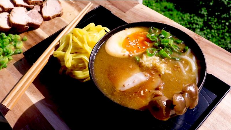 Các bước luộc và xả mì soba dưới nước lạnh để sợi mì săn chắc, không dính, là bí quyết quan trọng khi nấu mì soba.