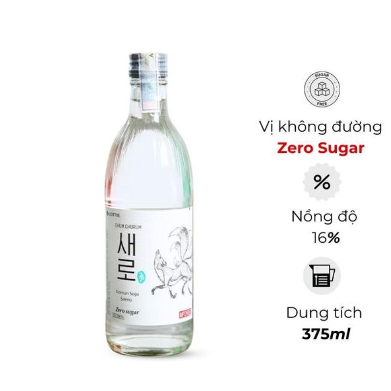Hình ảnh người đang rót hoặc uống rượu gạo từ bát truyền thống Hàn Quốc, thể hiện cách thưởng thức