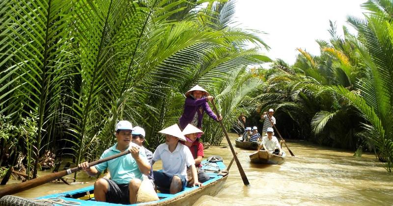 Khung cảnh sông nước và vườn dừa đặc trưng của Bến Tre, vùng đất nổi tiếng với đặc sản làm quà.