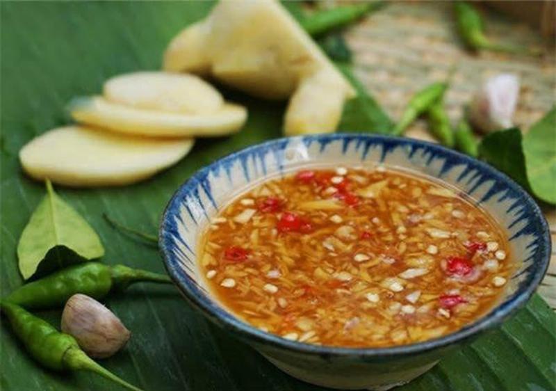 Chén nước chấm gừng tỏi ớt ăn kèm mực hấp sả đậm đà hương vị