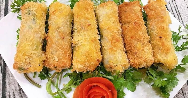 Chiên chả nem hải sản ngập dầu cho lớp vỏ giòn rụm, vàng đẹp
