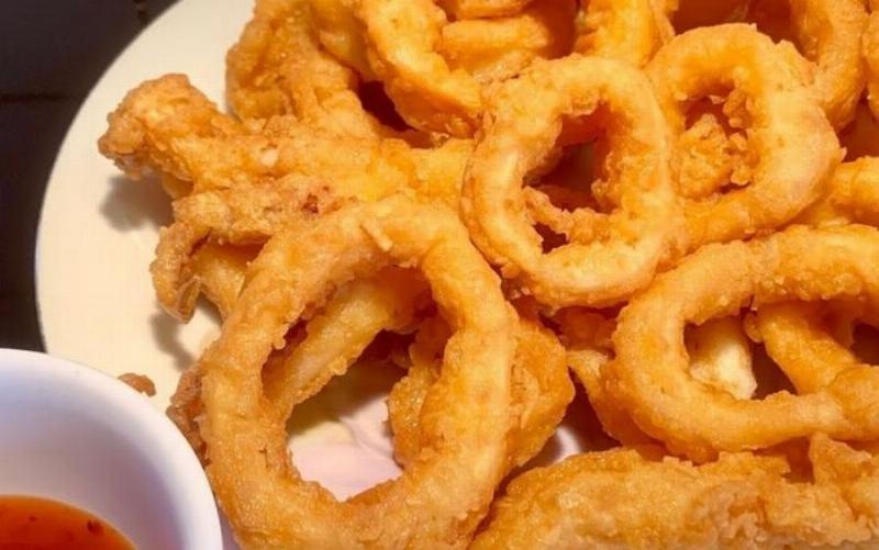 Pha bột tẩm theo công thức chuẩn để tạo lớp vỏ giòn rụm cho mực chiên giòn