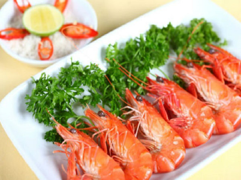 Món cách hấp tôm sả bia thơm ngon bày ra đĩa, kèm nước chấm