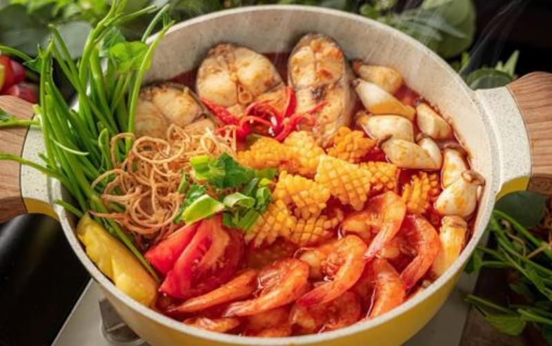 Hình ảnh các loại gia vị đặc trưng dùng để nấu nước dùng lẩu thái, gồm sả, riềng, lá chanh, ớt, tỏi, hành tím, me