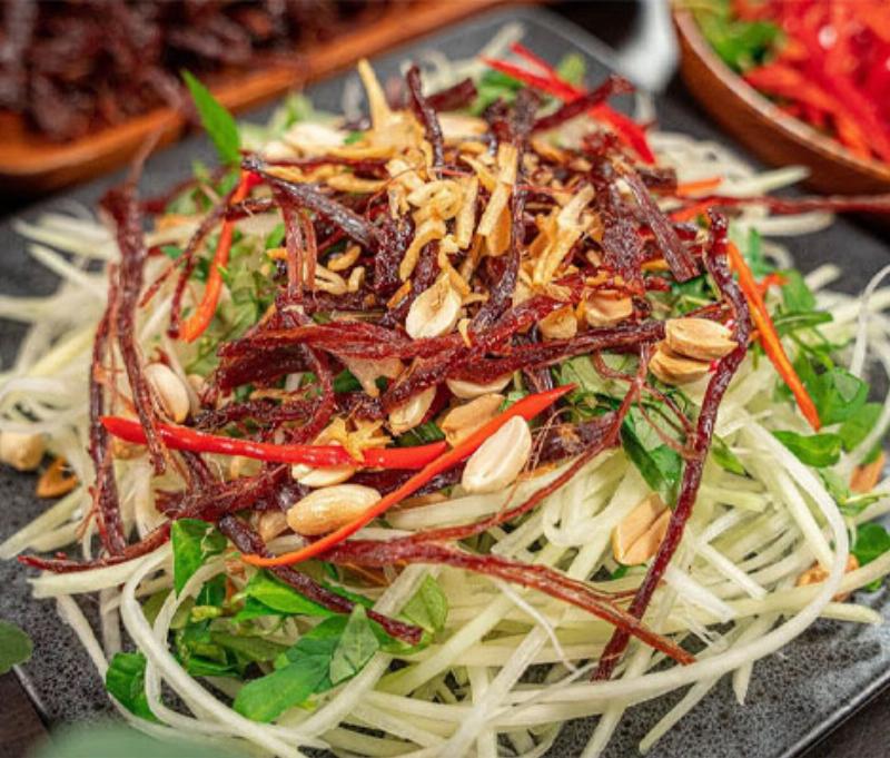 Món gỏi cá khô 1 nắng với xoài xanh bào sợi, rau răm và đậu phộng rang, trộn với nước sốt chua ngọt cay hấp dẫn