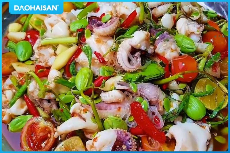 Quy trình nấu nước sốt Thái chua cay sền sệt với các nguyên liệu tươi cho món bạch tuộc.