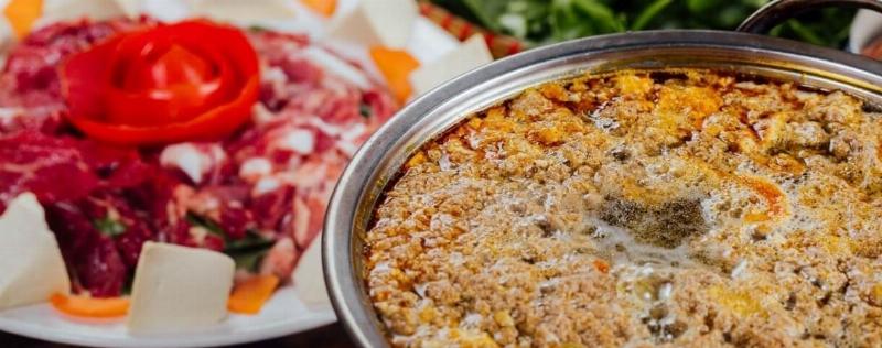 Hinh anh noi lau cua dong hai san hap dan voi nhieu topping, bat mat, dam da huong vi