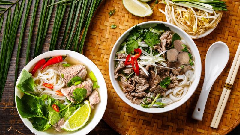 Hình ảnh tổng hợp các loại mì phổ biến được dùng để nấu món mì cay, minh họa sự đa dạng trong lựa chọn