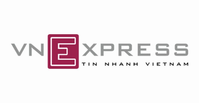 Đĩa mực chiên giòn vàng ruộm, hấp dẫn, chấm cùng tương ớt, là món ăn vặt ngon từ mực