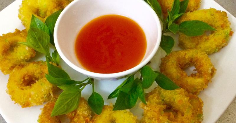 Mực ống chiên giòn chấm tương ớt chua cay, món ăn vặt hấp dẫn cho mọi nhà
