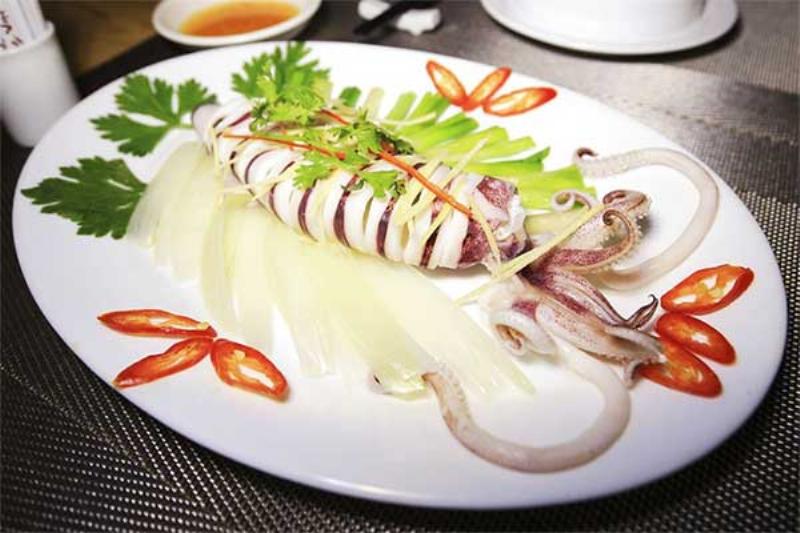 Mực ống hấp gừng trang trí bắt mắt