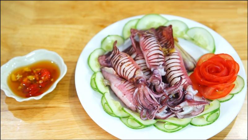 Mực ống hấp gừng trong nồi