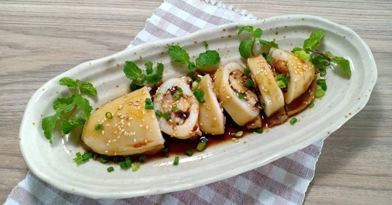 Mực ống nhồi thịt sốt cà chua đậm đà, món ăn gia đình yêu thích với hương vị truyền thống