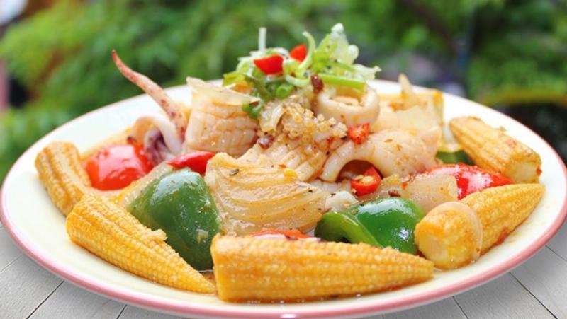 Món mực xào sa tế thơm lừng, hấp dẫn ăn cùng cơm trắng, là một trong những món ngon từ mực dễ làm tại nhà