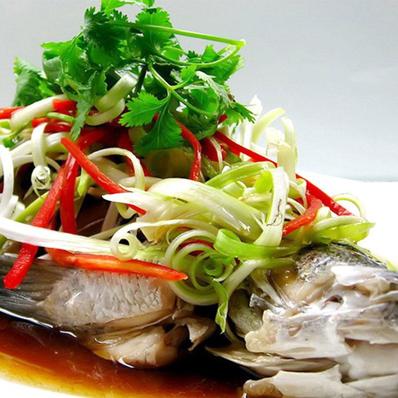 Nguyên liệu tươi ngon chuẩn bị cho món cá mú hấp xì dầu bao gồm cá mú, gừng, hành, nấm, xì dầu.