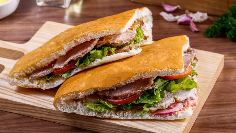 Hinh anh cac nguyen lieu tuoi ngon lam banh mi kebab nhu thit uop, rau cu, sot