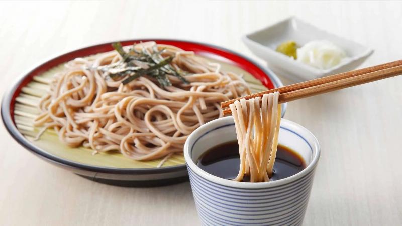 Các nguyên liệu cần thiết để chuẩn bị món mì soba ngon tại nhà, bao gồm mì soba khô, nước dùng tsuyu, hành lá, rong biển nori và các topping tuỳ chọn.