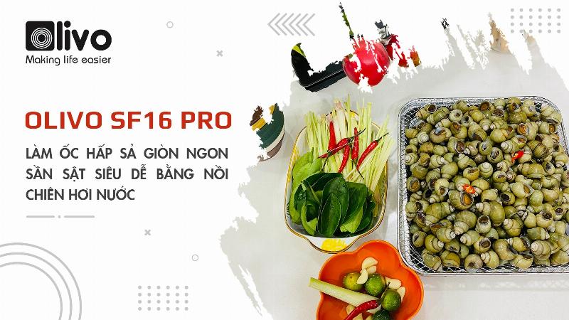 Noi oc huong dang duoc luoc tren bep cung sa gung va la chanh, tao huong thom quyen ru